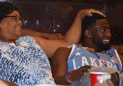 Volunteer for the Liz Spivey Thanksgiving Meal Handout